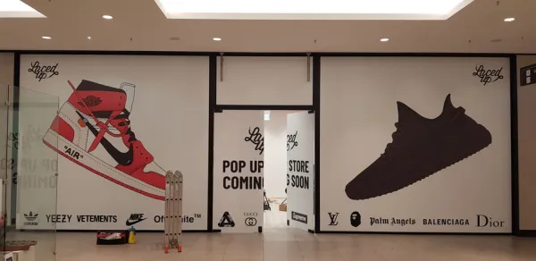 Wandgestaltung im Retail Design mit Sneaker Grafiken